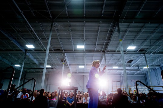 
Bà Hillary Clinton vận động tranh cử tại TP Louisville, bang Kentucky - Mỹ hôm 15-5. Ảnh: AP
