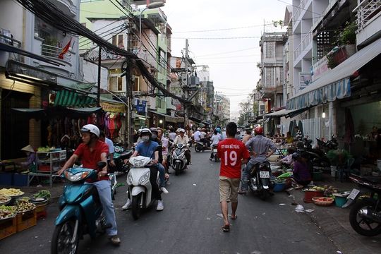 
Đây là khung cảnh trên đường Diên Hồng (chạy dọc sát bên chợ Bà Chiểu) đang diễn ra cảnh lấn chiếm vỉa hè, lòng đường buôn bán hỗn loạn, người đi bộ bị đẩy ra giữa đường
