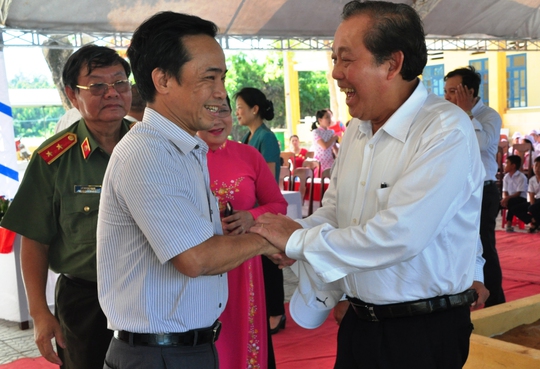 Phó Thủ tướng Trương Hòa Bình (phải) chúc mừng Tổng biên tập Báo Người Lao Động Đỗ Danh Phương tại khánh thành