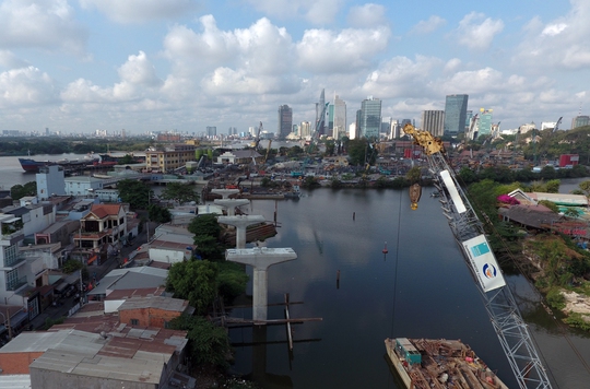 Đoạn metro từ cầu Sài Gòn đến khu vực ga Ba Son đã hoàn thiện xong hàng cột, chưa lắp đặt các dầm cầu, nhịp cầu.