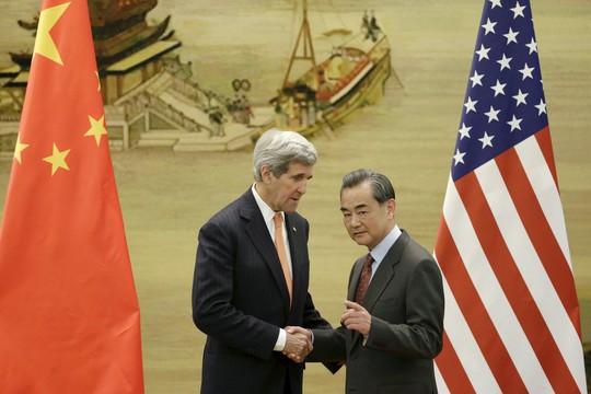 Ngoại trưởng Mỹ John Kerry (trái) và người đồng cấp Vương Nghị bắt tay sau cuộc họp báo chung Ảnh: REUTERS