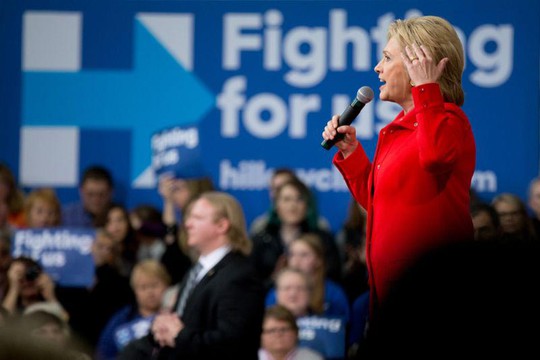Ứng viên tổng thống Hillary Clinton phát biểu tại Trường ĐH bang Iowa hôm 30-1 Ảnh: AP