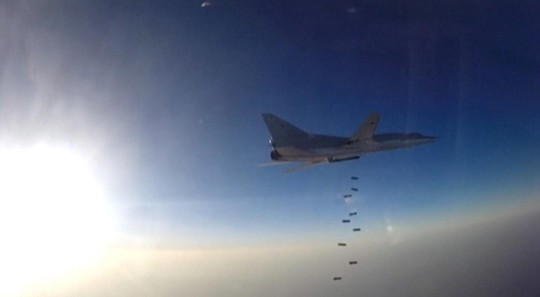 Máy bay Tu-22M3 của Nga ném bom các mục tiêu ở Syria sau khi xuất kích từ Iran hôm 16-8 Ảnh: BỘ QUỐC PHÒNG NGA
