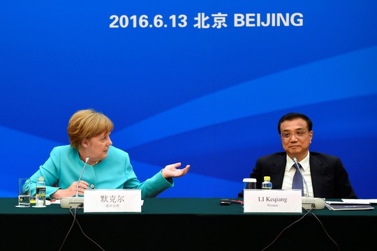 Thủ tướng Đức Angela Merkel và người đồng cấp Trung Quốc Lý Khắc Cường tại Bắc Kinh hôm 13-6 Ảnh: REUTERS