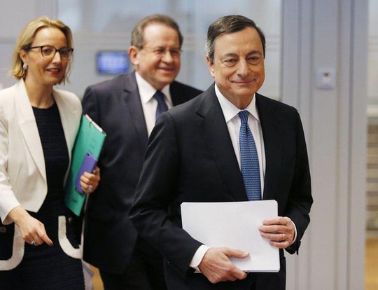 Chủ tịch ECB Mario Draghi (phải) chuẩn bị họp báo hôm 10-3 Ảnh: AP