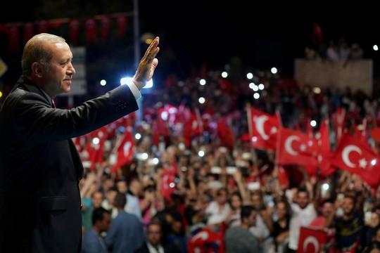 Tổng thống Thổ Nhĩ Kỳ Tayyip Erdogan chào người ủng hộ tại TP Istanbul hôm 19-7 Ảnh: REUTERS