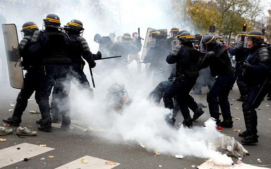 Cảnh sát chống bạo động Pháp trấn áp người biểu tình Ảnh: REUTERS