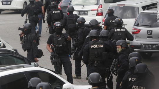 Cảnh sát được điều động tại Jakarta. Ảnh: AP