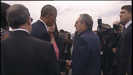 Chủ tịch Raul Castro (phải) ra tận sân bay để tiễn Tổng thống Mỹ Barack Obama (trái). Ảnh: ABC News