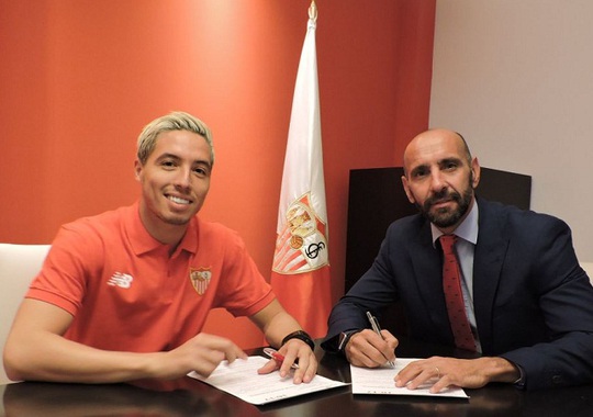 Nasri trong buổi ký kết hợp đồng với Sevilla