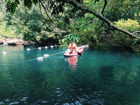 Chèo thuyền kayak cũng là một trải nghiệm độc đáo tại đây.