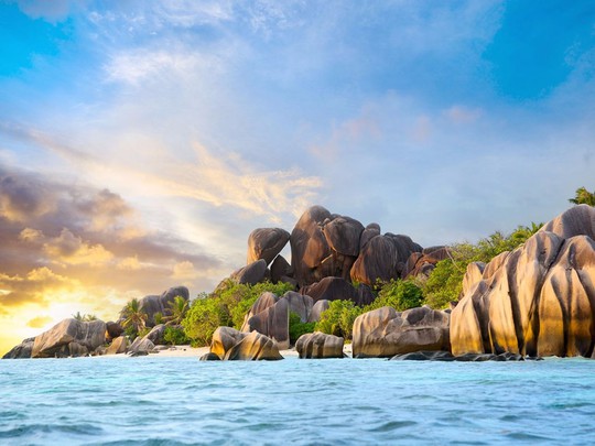 
Anse Source dArgent là một trong những bãi biển đông khách nhất Seychelles. Với cát hồng và các tảng đá granite ấn tượng, bãi biển được một rạn sa hô chắn sóng, tạo vùng nước phẳng lặng và khá nông cho du khách thư giãn.

