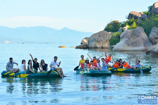 
Chèo thuyền ngắm cảnh quanh đảo - Ảnh: Thiên Lam

