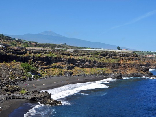 
Tenerifes Playa Bollullo trên đảo Canary (Tây Ban Nha) là bãi biển cát đen độc đáo nhìn ra Đại Tây Dương. Bao quanh bởi các vách đá hùng vĩ, nơi này thường xuyên nằm trong danh sách bãi biển đẹp nhất thế giới.
