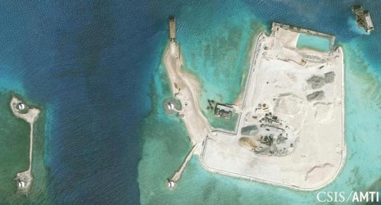 Hình ảnh vệ tinh ngày 8-1 cho thấy trên đảo nhân tạo mà Trung Quốc xây trái phép trên Đá Vành Khăn xuất hiện một bức tường chắn sóng và cầu cảng mới xây. Ảnh: Trung tâm Nghiên cứu quốc tế và chiến lược