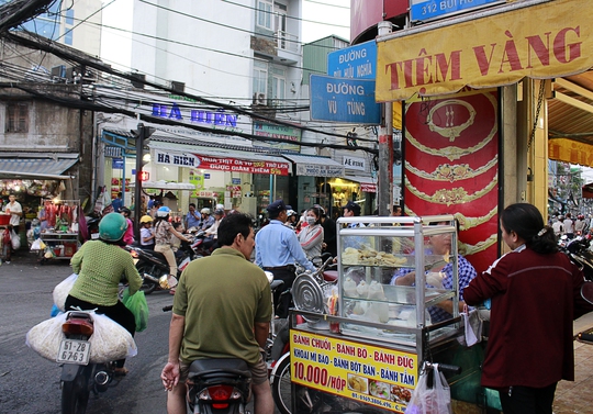 
Đường Vũ Tùng đoạn giao với đường Bùi Hữu Nghĩa (bên hông chợ Bà Chiểu) cũng chung số phận
