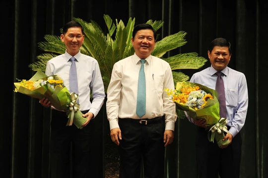 
Bí thư Thành ủy TP HCM chúc mừng Phó chủ tịch UBND TP Trần Vĩnh Tuyến (trái) và ông Huỳnh Cách Mạng (phải)
