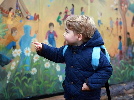Cậu bé chỉ tay vào bức tranh tường, tỏ ý phấn khích vì những gì chứng kiến trước mắt. Ảnh: Sky News