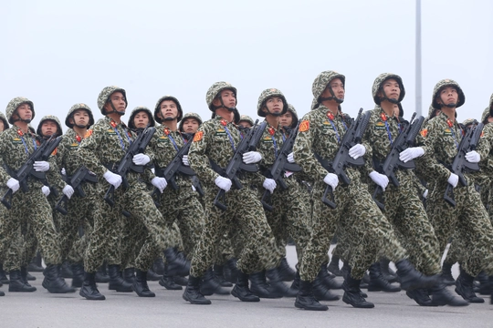 
Tham gia các hoạt động bảo vệ Đại hội Đảng XII có các chiến sỹ thuộc các đội cảnh sát đặc nhiệm, cảnh sát cơ động tinh nhuệ, nhanh nhạy và lực lượng đặc nhiệm quân đội.
