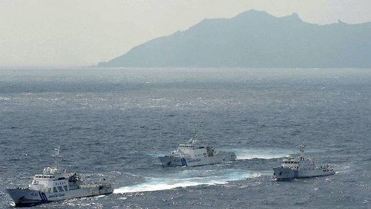 Tàu Cảnh sát biển Nhật Bản chặn tàu hải quân Trung Quốc Haijian 66 (bên phải) gần quần đảo Senkaku trên biển Hoa Đông. Ảnh: AP