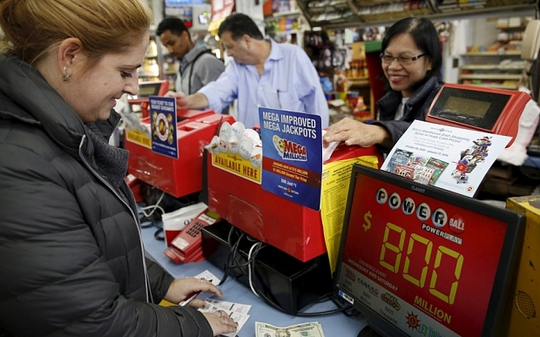 Người dân mua vé số ở bang Maryland (dưới) và TP Miami (trên). Ảnh Reuters, Telegraph