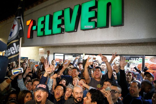 
Cửa hàng tiện lợi 7-Eleven, khu Chino Hills, bang California, nơi bán ra 1 tờ vé số độc đắc. Ảnh: EPA
