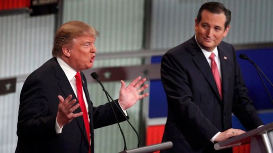 
Ông Trump (trái) và thượng nghị sĩ Ted Cruz tranh luận hôm 15-1. Ảnh: REUTERS

