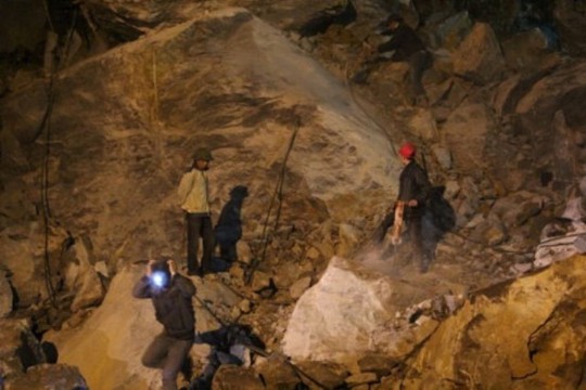 Những tảng đá nặng hàng tấn đổ sập xuống khiến công tác tìm kiếm gặp rất nhiều khó khăn