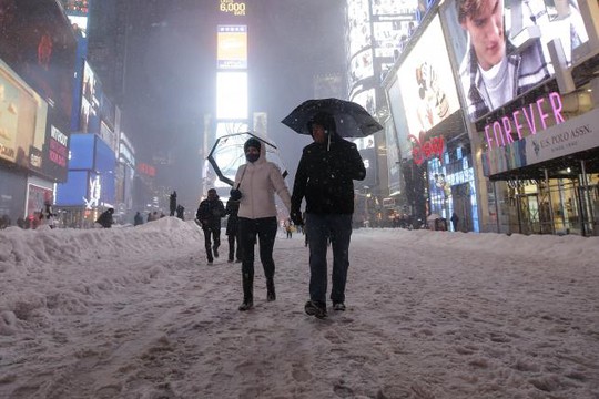 ...nhưng người dân bắt đầu ra ngoài vui chơi. Ảnh: Reuters