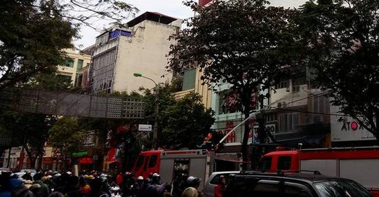 
Lực lượng chữa cháy tiến hành dập lửa. Rất nhiều người đứng xem vụ cháy xảy ra trên con phố ở trung tâm Hà Nội gây ra cảnh ùn tắc cục bộ
