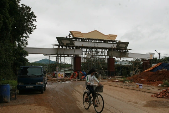 
Cổng chào “khủng” này nằm trên tuyến Quốc lộ 14E đoạn qua địa phận thị trấn Tân An, huyện Hiệp Đức. Đây là công trình chào mừng kỷ niệm 30 năm ngày thành lập huyện.
