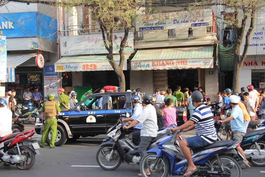 
Lực lượng trinh sát ập vào bắt quả tang một tụ điểm ghi đề tại đường 30-4 (phường Xuân Khánh, quận Ninh Kiều) trong chuyên án
