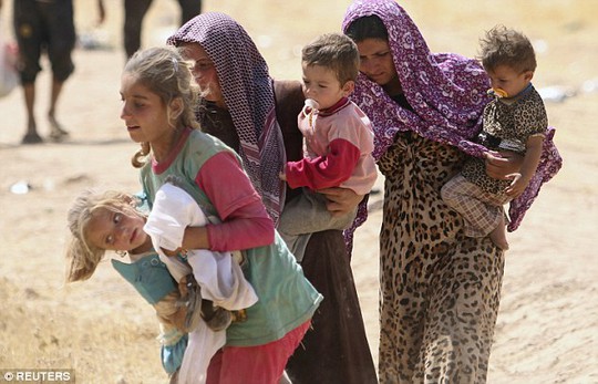 Hàng trăm phụ nữ và trẻ em gái Yazidi may mắn trốn thoát khỏi tay IS. Ảnh: Reuters