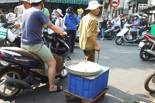Ông Tư Nghĩa kiếm bộn tiền từ việc bán các chép dạo ở chợ Bà Chiểu (quận Bình Thạnh).