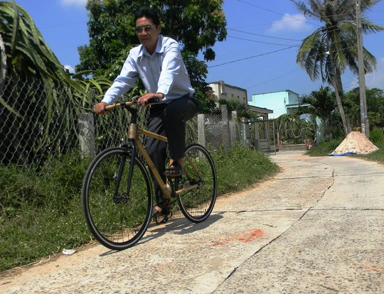 
Chiếc xe đạp với 80% nguyên liệu từ tre gai, có thể chịu được trọng lượng 300kg.
