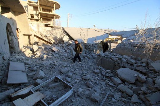 Nhà cửa bị phá hủy nhưng chưa có thống kê thương vong tại Anadan. Ảnh: Reuters