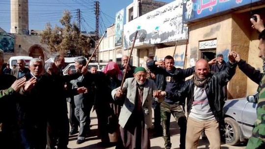 Người dân 2 thị trấn Nubul và al-Zahraa ăn mừng vì được giải phóng khỏi tay phiến quân. Ảnh: Reuters