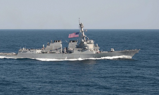 Tàu khu trục tên lửa dẫn đường USS Lassen tuần tra trong phạm vi 12 hải lý quanh đá Xu Bi tháng 10-2015. Ảnh: EPA