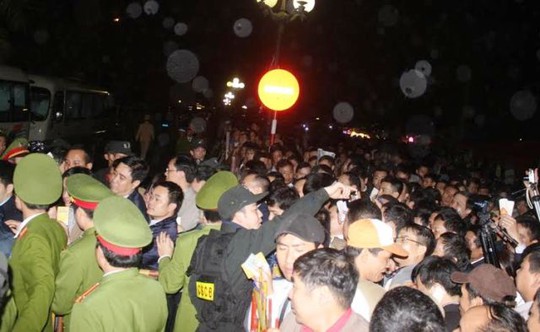 
Lực lượng an ninh dày đặc, mướt mồ hôi giữ trật tự tại Lễ hội đền Trần năm 2015

