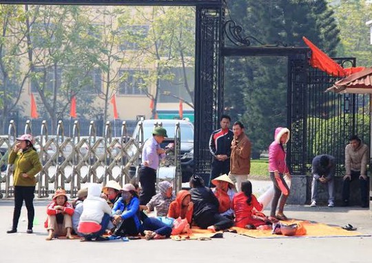 
Người dân trải chiếu, bạt ngôi lì trước cổng UBND tỉnh Thanh Hóa
