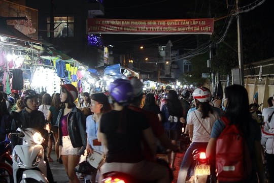 
Và đây đường Nguyễn Bá Luật (quận Thủ Đức) - nơi hoàn toàn bị biến thành một cái chợ nhiều năm qua.
