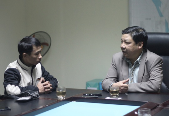 
Phó Tổng cục trưởng Tổng cục Lâm nghiệp Cao Chí Công (phải) trả lời phóng viên Báo Người Lao Động - ảnh: Nguyễn Hưởng
