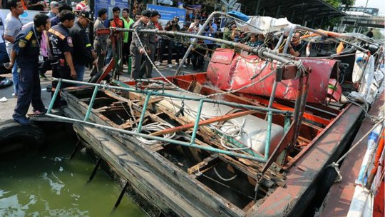 Chiếc thuyền được kéo vào bến tàu Wat Thep Leela để kiểm tra. Ảnh: EPA
