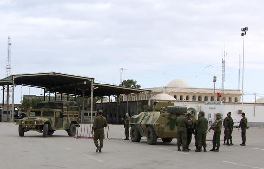 Binh sĩ Tunisia đứng gác tại cửa khẩu Ras Jdir Ben Guerdane. Ảnh: Reuters