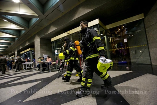 Lính cứu hỏa rời hiện trường khuya 13-3. Ảnh: Bangkok Post