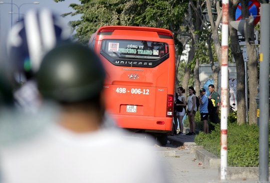 
Nhà xe Phương Trang thản nhiên đón khách, bốc dỡ hàng hóa trên đường Mai Chí Thọ trong khung giờ cấm chiều 18-3
