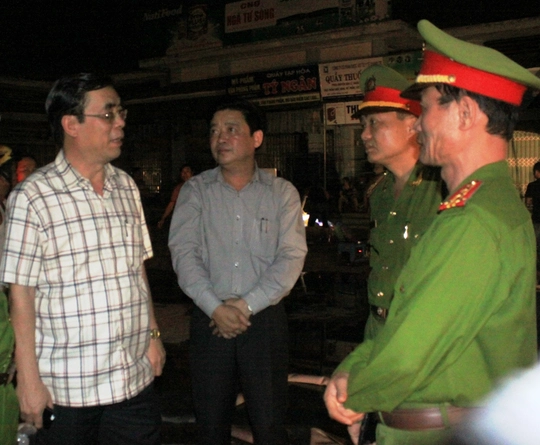 
Ông Nguyễn Đức Chính, Chủ tịch UBND tỉnh Quảng Trị (bên trái) có mặt tại hiện trường để chỉ đạo vụ việc
