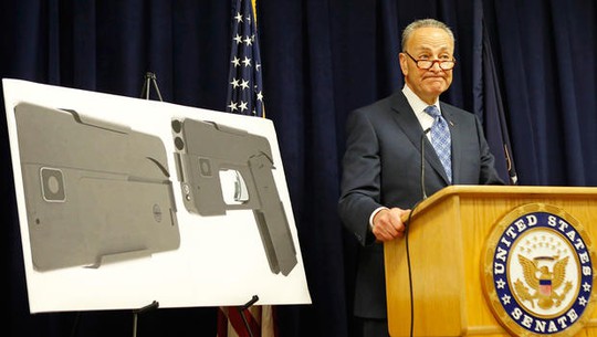 
Thượng nghị sĩ Charles Schumer kêu gọi mở cuộc điều tra về loại vũ khí này. Ảnh: AP
