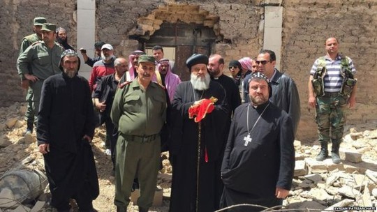 Người đứng đầu Giáo Hội Chính Thống Syria Patriarch Ignatius Aphrem II (giữa) ở TP Al-Qaryatain. Ảnh: Syrian Patriarchate