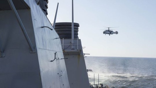 Trực thăng chống ngầm Ka-27 Helix cũng lượn tròn quanh tàu USS Donald Cook. Ảnh: Hải quân Mỹ